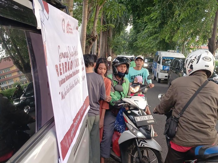 KMHDI Berbagi Takjil