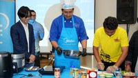 Dalam cooking class ini, para peserta diajak untuk mempelajari rahasia dari pembuatan Kwetiau Kuah yang kaya rasa. Chef Imam membagikan cara-cara untuk menciptakan kuah yang gurih dengan sentuhan khas yang menggugah selera.