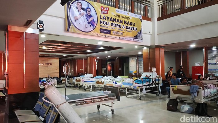Kondisi pasien RS Unair sudah kembali ke dalam gedung usai bermalam di tenda darurat dampak gempa Tuban
