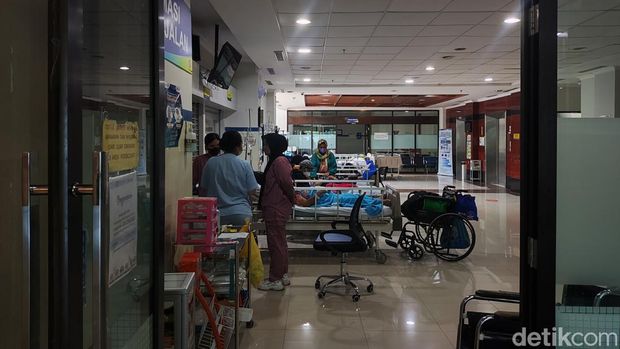 Kondisi pasien RS Unair sudah kembali ke dalam gedung usai bermalam di tenda darurat dampak gempa Tuban