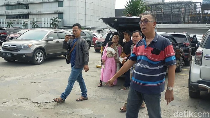 Korban Bandi menunjukkan TKP kejadian rekannya ditusuk oknum polisi saat menangih tunggakan mobil.