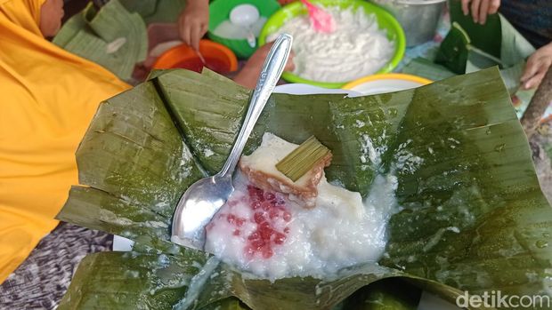 Kue kopyor menjadi salah satu jajanan yang diburu untuk takjil berbuka puasa oleh warga Kampung Melayu Loloan, Jembrana, Bali.