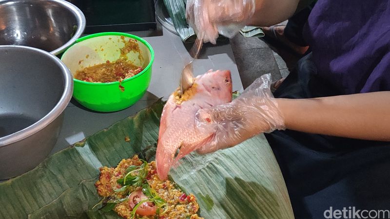 Proses pembuatan Pepes Nila Kali Progo di Rumah Makan Waroeng Limas Progo, Dusun Klangon, Kalurahan Banjaroya, Kapanewon Kalibawang, Kulon Progo, Jumat (22/3/2024).
