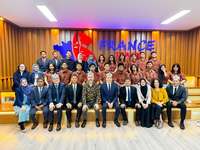 Tiga duta besar dari negara-negara Frankofon yaitu Prancis, Tunisia dan Cyprus berkunjung ke SMA Labschool Cibubur pada Jumat, 22 Maret 2024