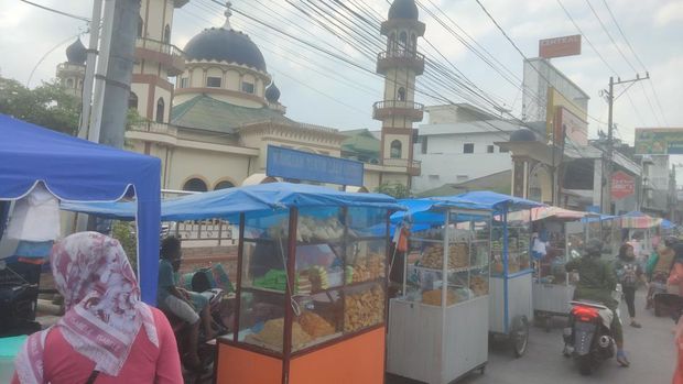 Lokasi war takjil teramai di Kisaran (perdana ramadan/detikSumut)