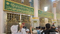 Setelah dari Raudhah, jemaah haji biasa melanjutkan ziarah ke makam Rasulullah SAW. Letaknya di timur Raudhah. Lokasi ini dulunya adalah kamar Sayyidah Aisyah RA, istri Baginda Nabi. Tepat di samping makam Rasulullah SAW, ada makam Abu Bakar Ash Shiddiq dan Umar bin Khattab RA. Jemaah haji bisa menyampaikan sholawat serta salam saat ziarah. Foto: Afif Farhan/detikHikmah