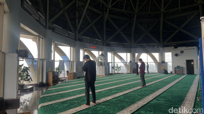 Masjid Ar-Rahim, masjid di Menara 165, merupakan masjid tertinggi di Jakarta