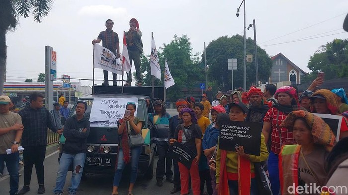Masyarakat adat Simalungun saat aksi di Polda Sumut. (Finta Rahyuni/detikSumut)