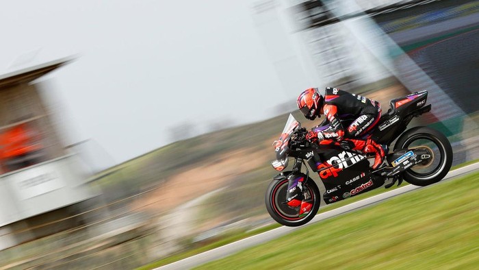 LAGOA, ALGARVE, PORTUGAL - MARCH 23: Maverick Vinales of Spain and Aprilia Racing Team rides during the Qualifying of the MotoGP Of Portugal at Autodromo do Algarve on March 23, 2024 in Lagoa, Algarve, Portugal. (Photo by Joao Rico/DeFodi Images via Getty Images)