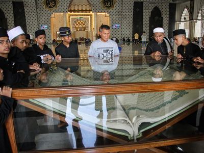 Melihat Al-Quran Raksasa di Masjid Raya Makassar