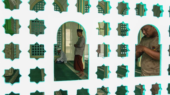 Foto udara seorang pengendara motor melintas di depan Masjid Menara Layur, Semarang, Jawa Tengah, Sabtu (23/3/2024). Masjid yang memiliki nama lain yakni Masjid Menara Kampung Melayu dan ditetapkan sebagai bangunan cagar budaya pada tahun 1992 oleh Pemkot Semarang tersebut dibangun pada tahun 1802 Masehi oleh beberapa saudagar asal negara Yaman yang kala itu bermukim di wilayah itu dan hingga kini masih bertahan sebagai salah satu pusat syiar Islam tertua di Kota Semarang. ANTARA FOTO/Makna Zaezar/rwa.
