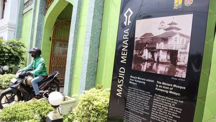 Foto udara seorang pengendara motor melintas di depan Masjid Menara Layur, Semarang, Jawa Tengah, Sabtu (23/3/2024). Masjid yang memiliki nama lain yakni Masjid Menara Kampung Melayu dan ditetapkan sebagai bangunan cagar budaya pada tahun 1992 oleh Pemkot Semarang tersebut dibangun pada tahun 1802 Masehi oleh beberapa saudagar asal negara Yaman yang kala itu bermukim di wilayah itu dan hingga kini masih bertahan sebagai salah satu pusat syiar Islam tertua di Kota Semarang. ANTARA FOTO/Makna Zaezar/rwa.