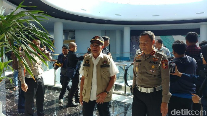 Menko PMK Muhadjir Effendy bersama Menteri Perhubungan Budi Karya Sumadi meninjau Pelabuhan Merak, Banten (Fadil/detikcom)
