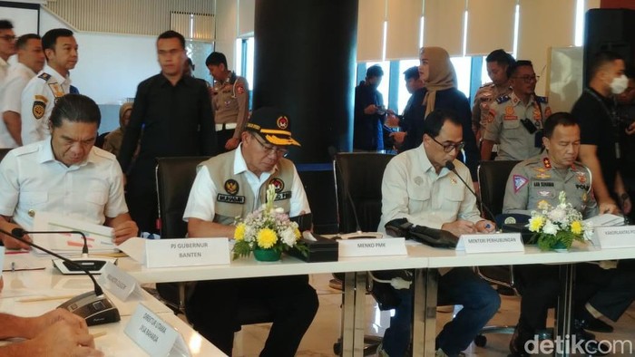 Menko PMK Muhadjir Effendy, meminta penjualan tiket Ferizy untuk penyeberangan kapal dimasifkan karena penumpang wajib punya tiket penyeberangan H-1. (Kurniawan F/detikcom)