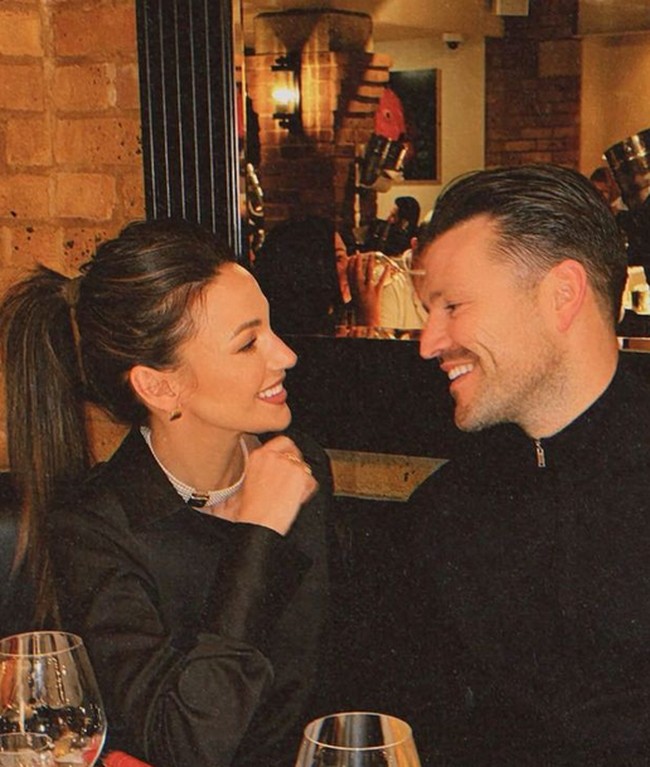 Sang suami sangat mendukung karier sang istri. Kesuksesan Michelle di drama misteri Fool Me Once, bahkan membuat Mark terharu bangga. Foto: dok. Instagram Michelle Keegan