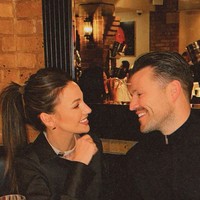 Sang suami sangat mendukung karier sang istri. Kesuksesan Michelle di drama misteri Fool Me Once, bahkan membuat Mark terharu bangga. Foto: dok. Instagram Michelle Keegan