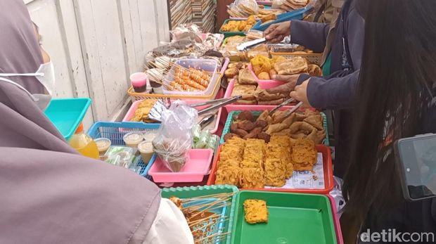 Momen berburu takjil di Kawasan Ampel Surabaya