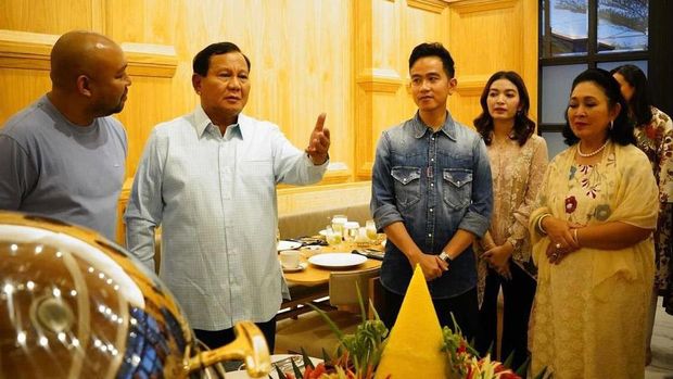 Momen Prabowo Subianto merayakan hari kelahiran putranya bersama Gibran Rakabuming Raka yang diunggah dalam akun Instagram pribadinya. (Instagram @prabowo)
