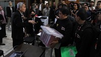 Tim Pemenangan Nasional (TPN) Ganjar-Mahfud MD membawa dokumen untuk pendaftaran gugatan Perselisihan Hasil Pemilihan Umum (PHPU) Presiden dan Wakil Presiden tahun 2024 di Gedung Mahkamah Konstitusi, Jakarta, Sabtu (23/3/2024).