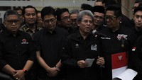 Deputi Hukum Tim Pemenangan Nasional (TPN) Ganjar-Mahfud MD Todung Mulya Lubis (ketiga kanan) bersama Ketua TPN Arsjad Rasjid (kedua kiri) dan Sekretaris TPN Hasto Kristiyanto (kiri) memberikan keterangan kepada wartawan usai mendaftarkan gugatan Perselisihan Hasil Pemilihan Umum (PHPU) Presiden dan Wakil Presiden tahun 2024.