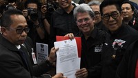 Pendaftaran gugatan tersebut dengan menyerahkan sejumlah dokumen berupa bukti kecurangan Pemilu 2024 yang akan diajukan ke persidangan Mahkamah Konstitusi.  