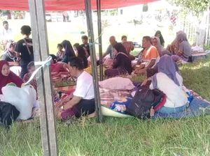 Warga Bawean Masih Bertahan di Lapangan Takut Gempa Susulan