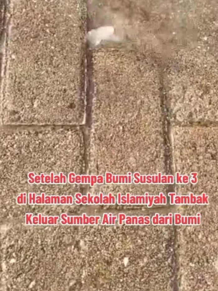 Muncul semburan air panas di Bawean usai diguncang gempa Tuban