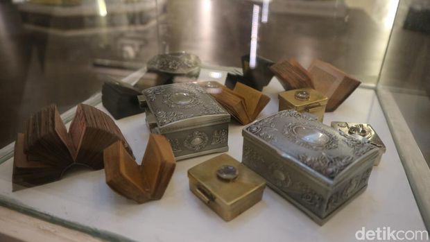 Koleksi Al-Qur'an mini dan kuno di Museum Jenang dan Gusjigang Kudus, Sabtu (23/3/2024).