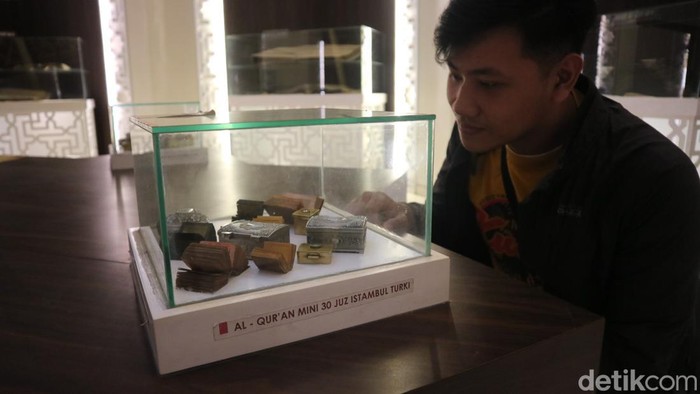 Koleksi Al-Quran mini dan kuno di Museum Jenang dan Gusjigang Kudus, Sabtu (23/3/2024).