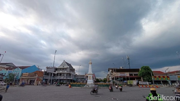 Cuaca di kawasan Tugu Pal Putih Jogja, Sabtu (23/3/2024).
