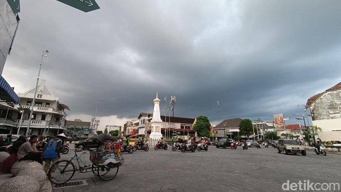 Cuaca di kawasan Tugu Pal Putih Jogja, Sabtu (23/3/2024).