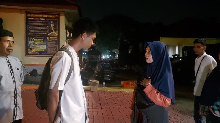 Orang tua jenguk remaja yang ditahan gegara ikut konvoi di Bogor (Sholihin/detikcom)