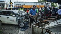 Diketahui dua mobil jenis sedan dan LCGC tersambar kereta di perlintasan tanpa palang pintu di Bulak Kapal, Bekasi.