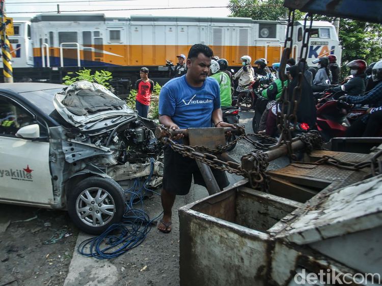 Penampakan 2 Mobil Ringsek Tersambar Kereta di Bekasi