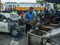 Penampakan 2 Mobil Ringsek Tersambar Kereta di Bekasi