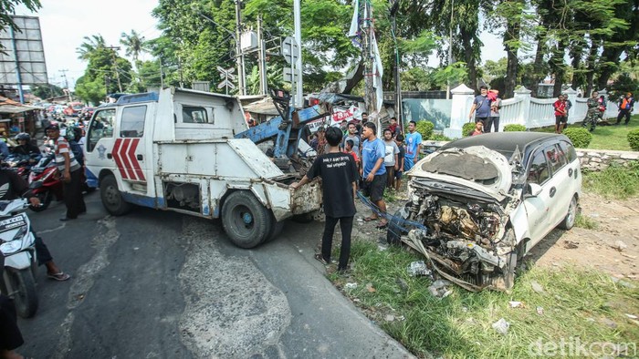 Dua mobil jenis sedan dan LCGC tersambar kereta di perlintasan tanpa palang pintu di Bulak Kapal, Bekasi, Sabtu (23/3/2024).