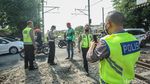 Penampakan 2 Mobil Ringsek Tersambar Kereta di Bekasi