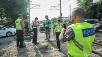 Kereta api jurusan Jakarta Surabaya itu datang dari arah barat menuju timur sementara kendaraan mobil jenis nissan berwarna putih melintas dari arah Bulak Kapal menuju Perumnas 3.