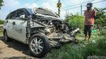Penampakan 2 Mobil Ringsek Tersambar Kereta di Bekasi
