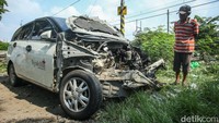 Sementara dari arah berlawanan mobil jenis calya berwarna putih turut tersambar hingga mesin keluar dari kap mobil.