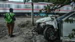 Penampakan 2 Mobil Ringsek Tersambar Kereta di Bekasi