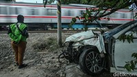 Sementara saksi bernama Edo yang merupakan ojek online turut menjadi korban atas kerusakan motornya.