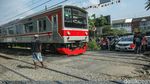 Penampakan 2 Mobil Ringsek Tersambar Kereta di Bekasi