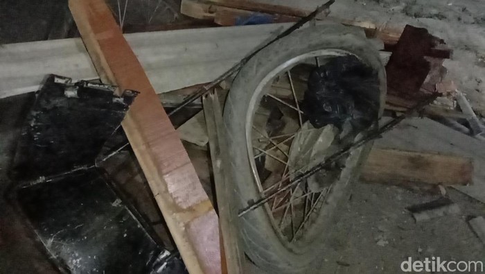 Penampakan minibus ringsek usai tabrak 2 sepeda motor, gerobak hingga toko di jalan raya Srengseng, Kecamatan Krangkeng, Kabupaten Indramayu