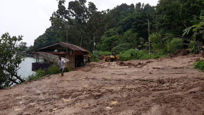 Penampakan tanah longsor yang menghubungkan Kabupaten Solok-Padang Panjang (dok. BPBD Solok).