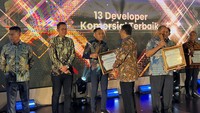 Direktur Utama PT Propernas Nusa Dua (PND), Rizqi Aswaransyah menerima piagam penghargaan dari Direktur Consumer BTN Hirwandi Gafar di Jakarta, Rabu (20/3/2024). 