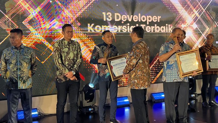 Penghargaan untuk Developer Pembiayaan Komersial Terbaik 2023 Direktur Utama PT Propernas Nusa Dua (PND), Rizqi Aswaransyah menerima piagam penghargaan dari Direktur Consumer BTN Hirwandi Gafar di Jakarta, Rabu (20/3/2024). Pada BTN Syariah Developers Awards Tahun 2023, Developer Perumahan Kota Mandiri Bekala itu dinobatkan sebagai Developer Pembiayaan Komersial Terbaik Tahun 2023.