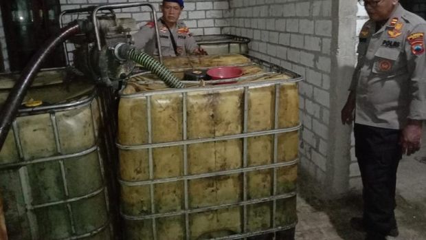 Polisi mengamankan penimbunan BBM jenis solar subsidi di Dukuhseti Pati, Sabtu (23/3/2024).