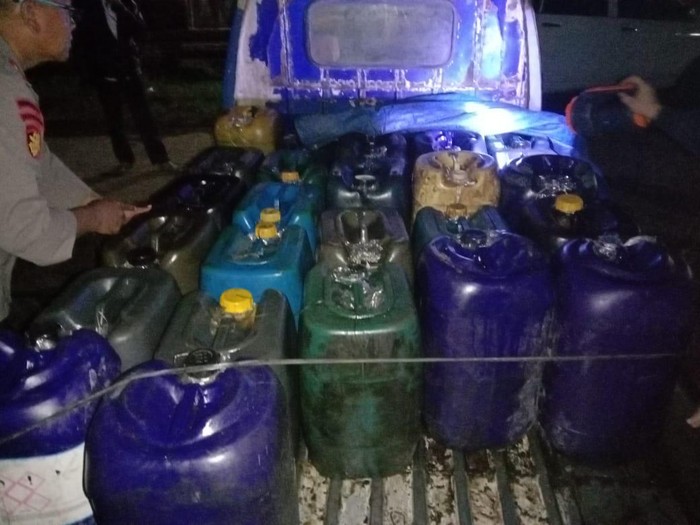 Polisi mengamankan penimbunan BBM jenis solar subsidi di Dukuhseti Pati, Sabtu (23/3/2024).