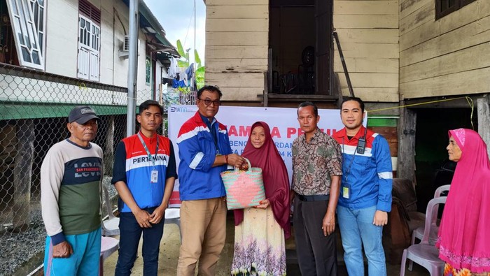 Penyaluran bantuan paket sembako oleh Pertamina Patra Niaga Regional Sumbagsel kepada korban banjir di Jambi